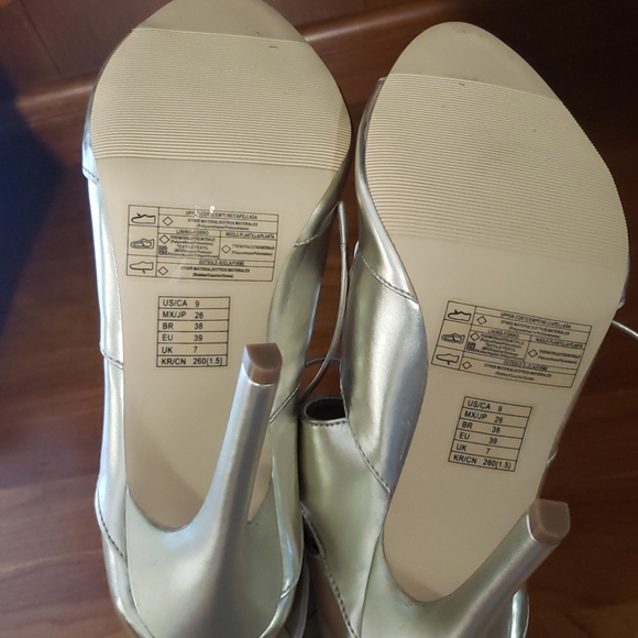Silver heels - Picture 3 of 3